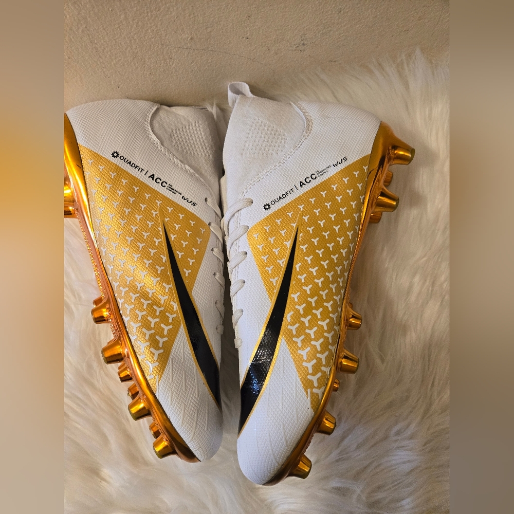 Men's Soccer Shoes High Top Soccer Cleats White & Gold Size EUR 39 US 7 UK 6.